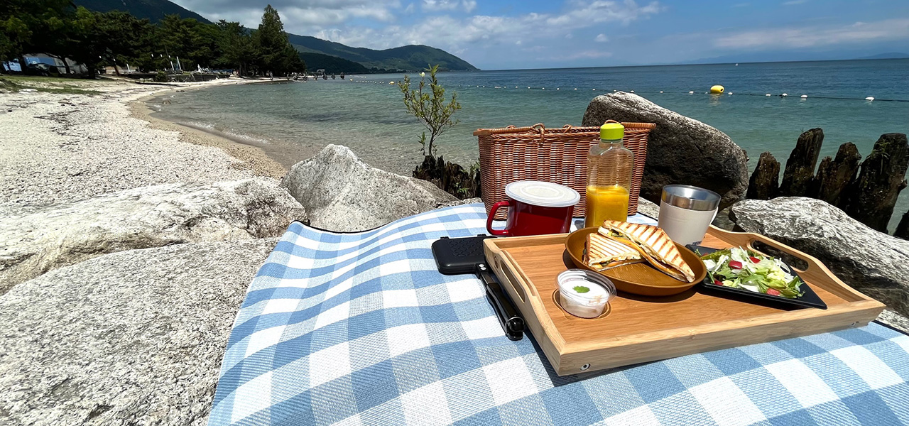 晴れた日の 朝食は 琵琶湖畔の砂浜で