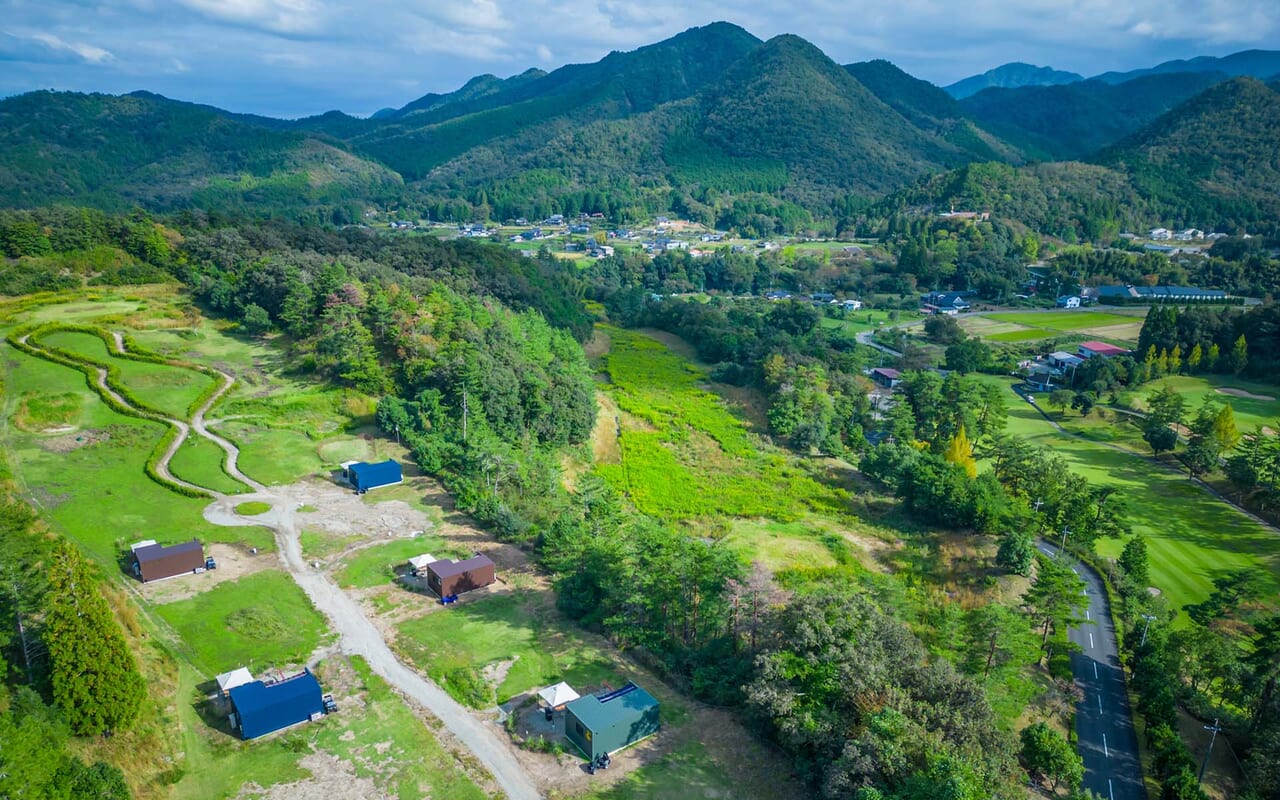 自然豊かな丹波篠山エリアに位置する「tanoshic resort 西紀荘」