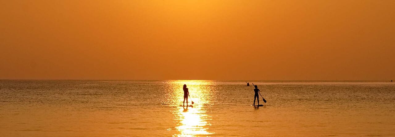 夕日でオレンジ色に染まる相模湾