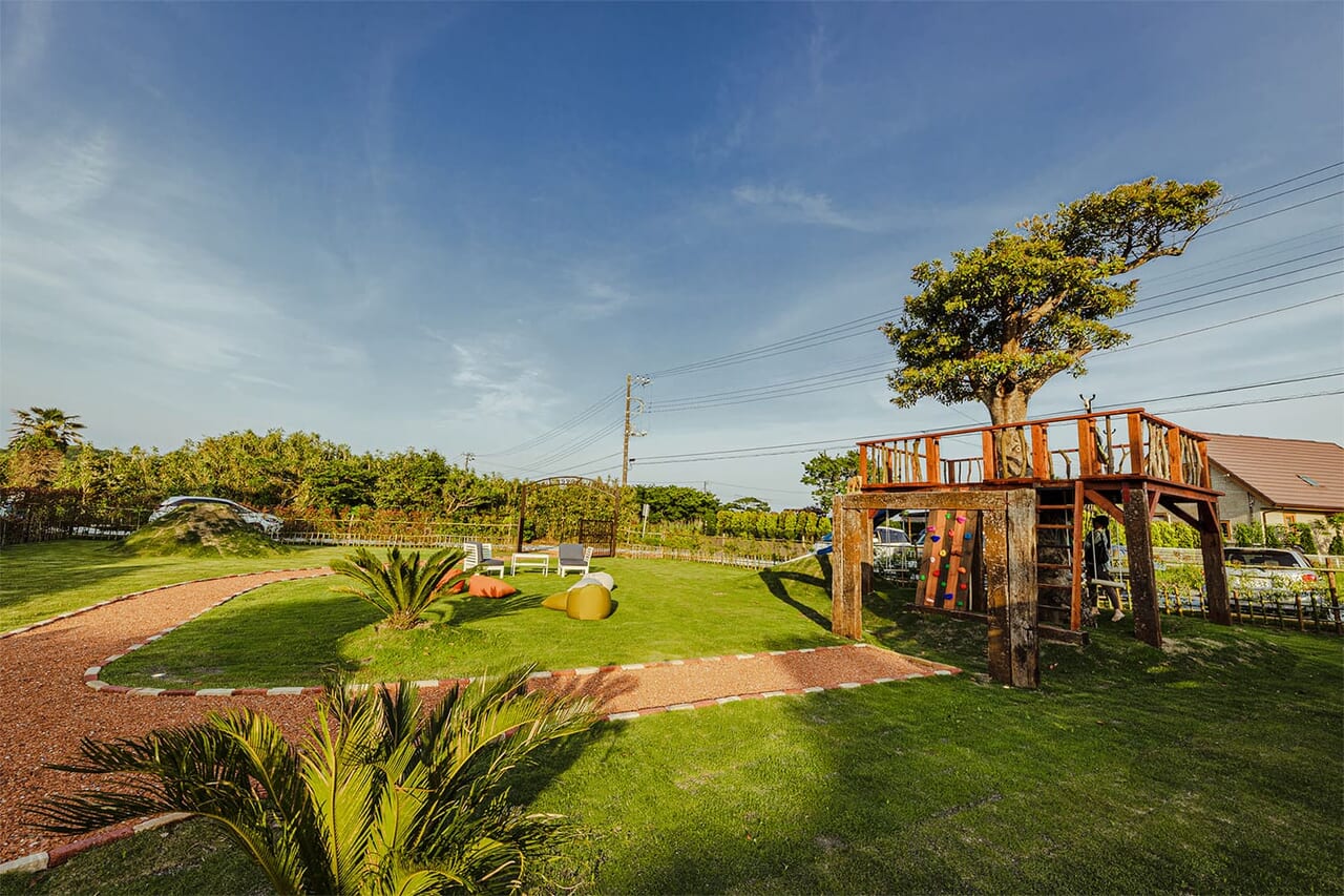 遊具付きの広いプライベートガーデン