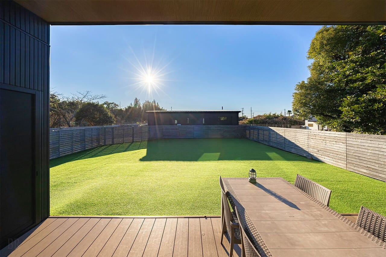 愛犬が遊ぶ姿を見ながら食事を楽しめるアウトドアテラス