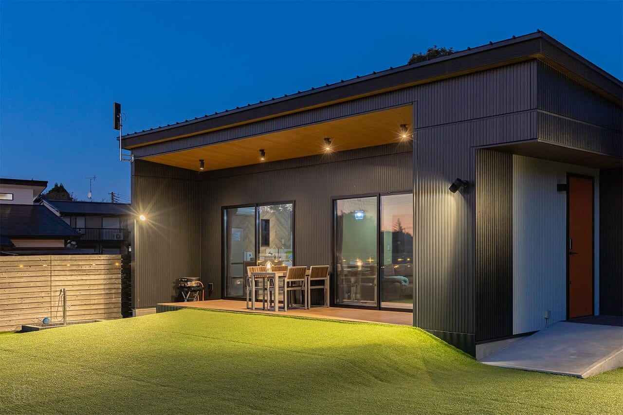 屋外でも食事を楽しめるアウトドアテラス