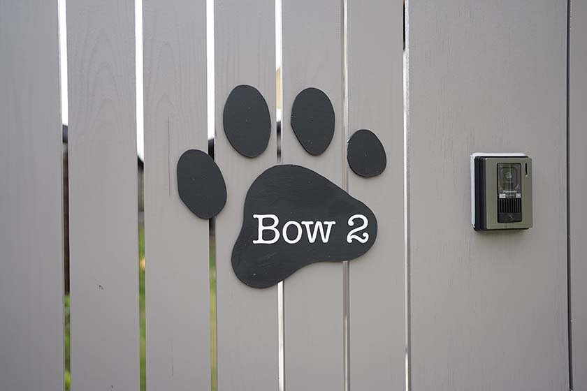 Bow2のお部屋のプレートは犬の足跡型