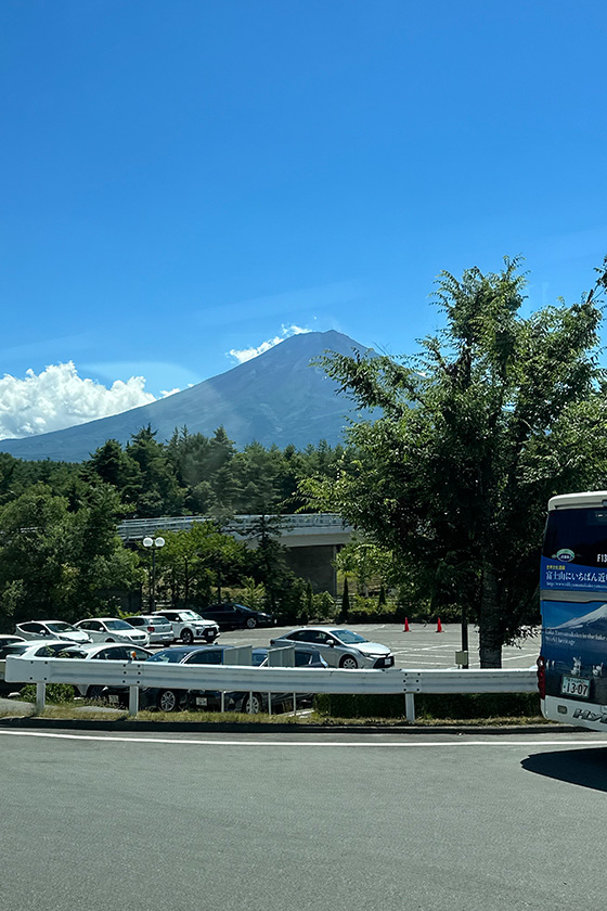 バスの車内から富士山が見え、旅気分も急上昇！