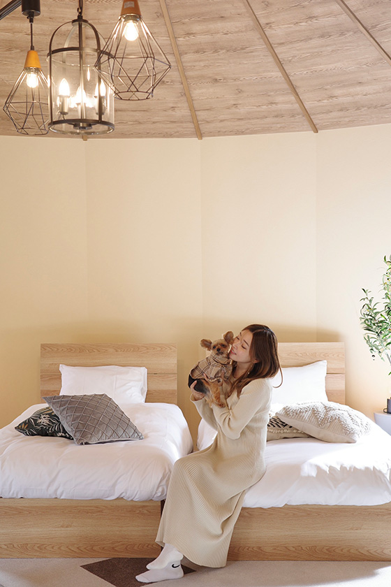 飼い主さんとお部屋で記念撮影