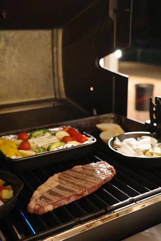 BBQ専用グリルで焼き上げるサーロインステーキとメニュー