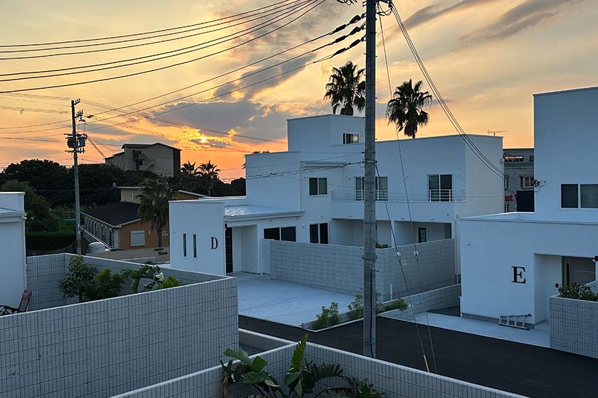 夕陽に染まる空と白良浜ビーチを思わせる白いヴィラ