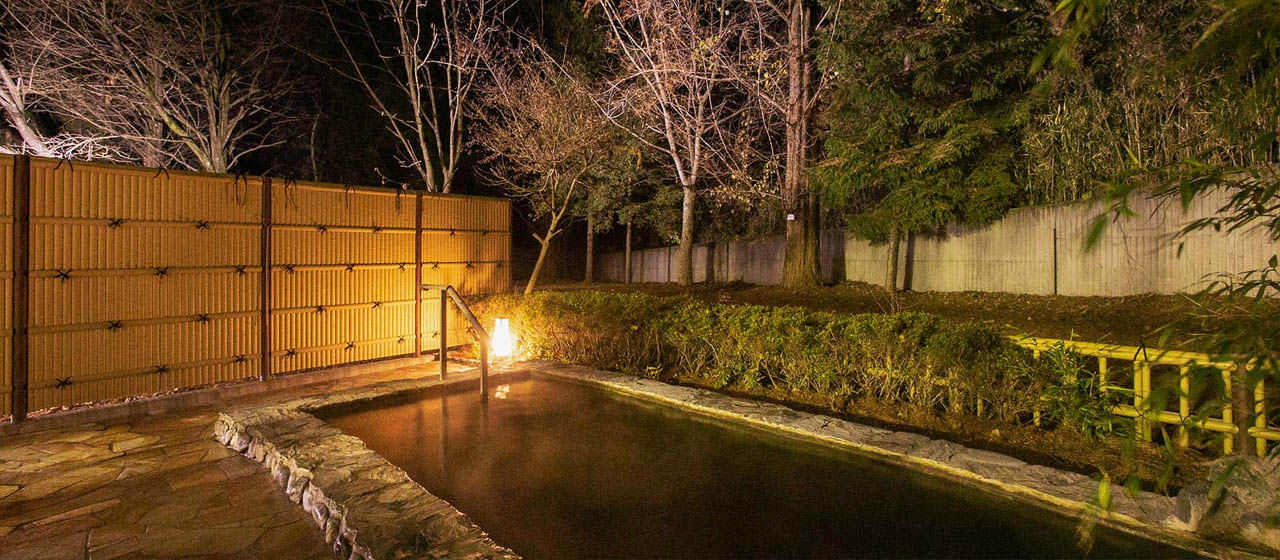 野趣溢れる露天風呂で日本三大美肌の湯を堪能