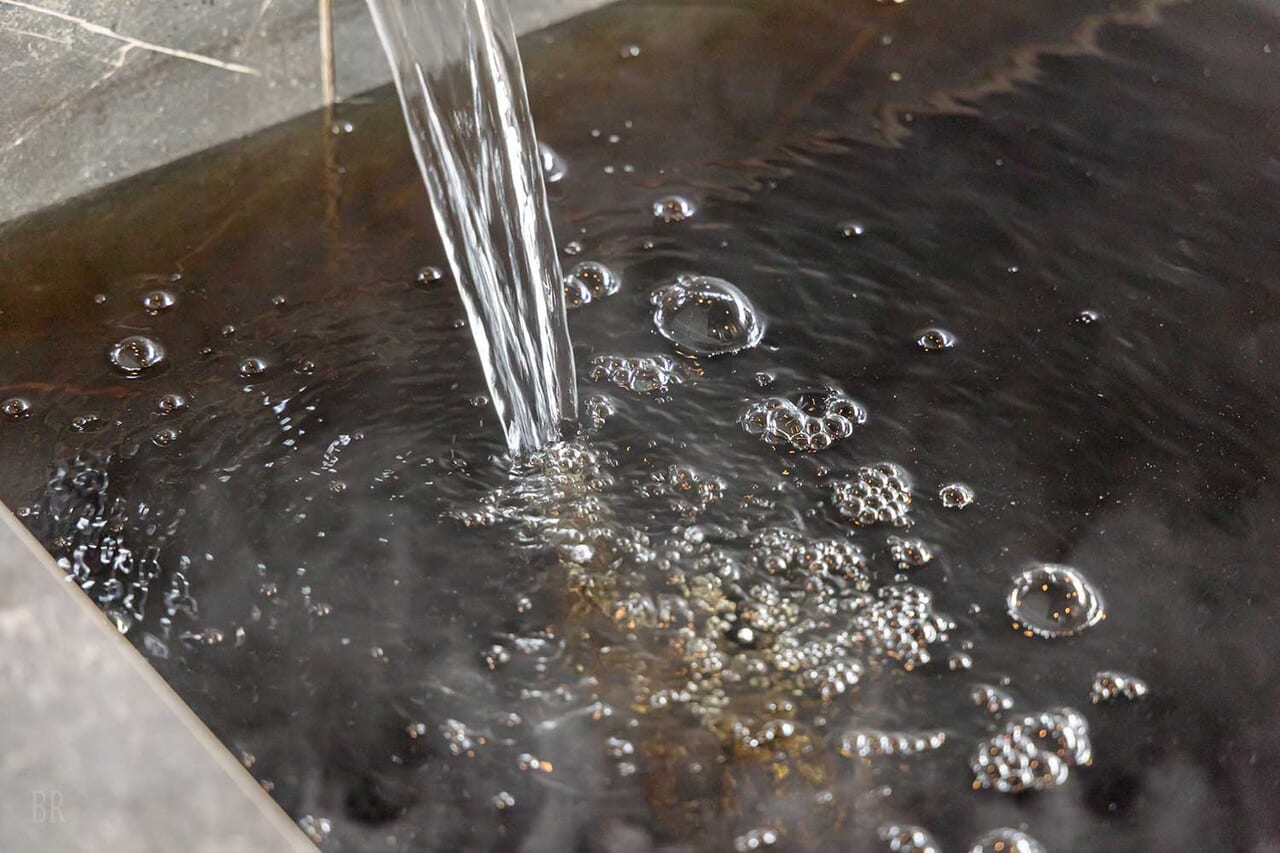 自家源泉を使用した客室温泉は全国的にも珍しい黒褐色