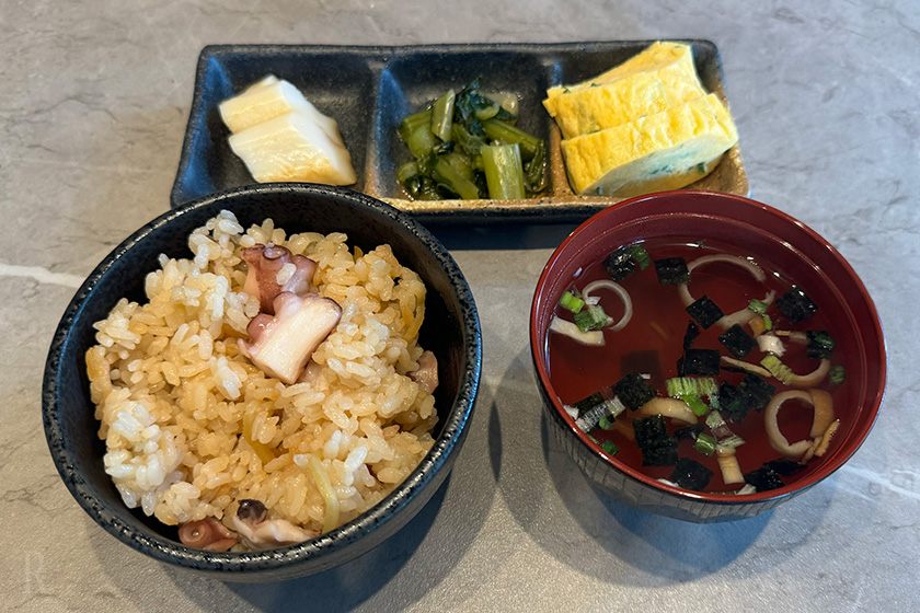朝ごはんはプリップリのタコ飯