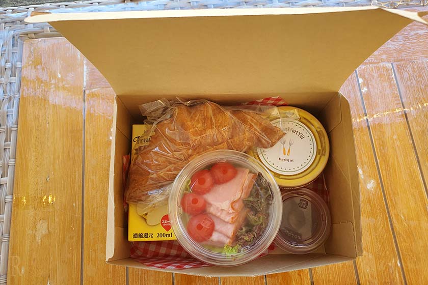 朝食はピクニックボックス