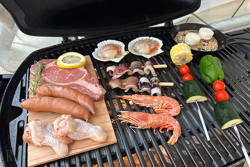 ウッドプラングリルで焼き上げる豪華なBBQ