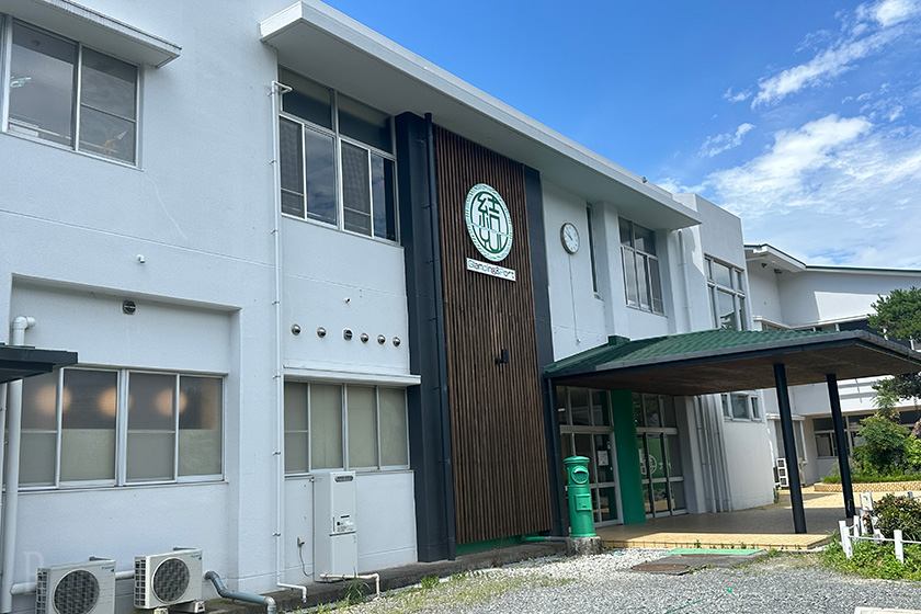 お泊まりする場所は…元小学校！