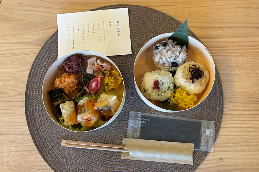 朝食はおばんざいとメインが詰まったわっぱ弁当