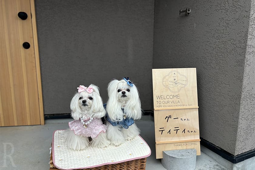我が子たちの名前が書かれたウェルカムボードと記念撮影