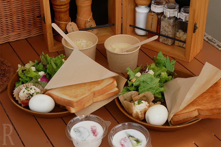 朝食はホットサンドにサラダ、スープ、ヨーグルト＆フルーツなど、目にも体にも嬉しいラインナップ。