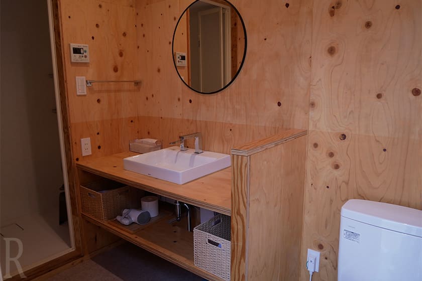 テントのすぐ横には個別のトイレとシャワー棟が完備されています。