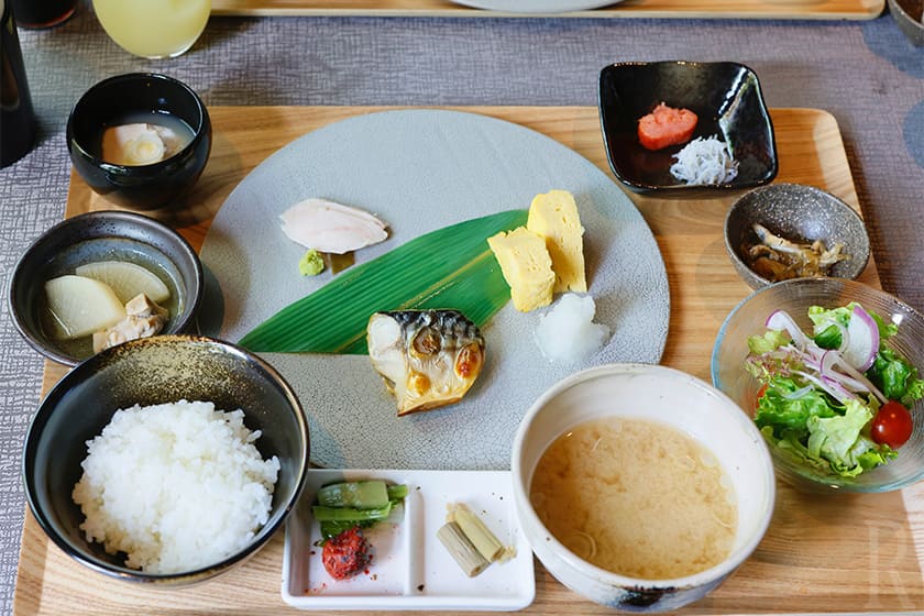 朝食は色とりどりの和朝食プレート