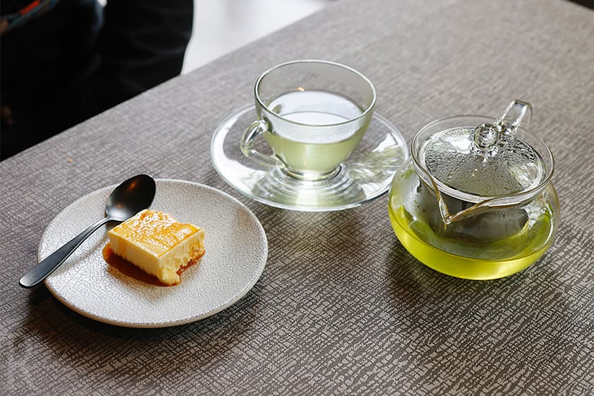 デザートのプリンと温かい飲み物が入ったティーポット