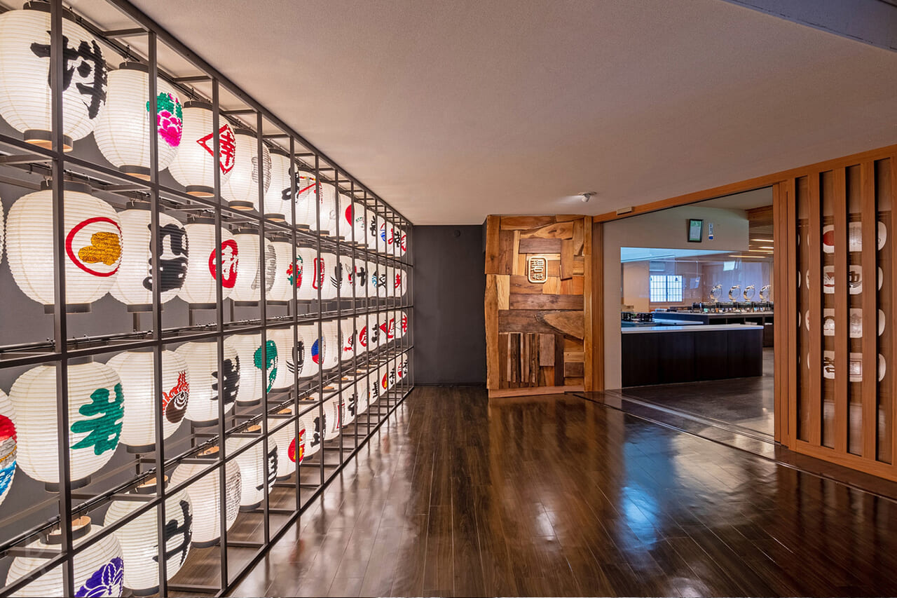 秋田の「竿燈まつり」にちなんだ提灯の装飾