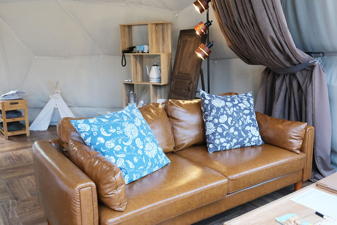 お部屋は白×ブラウンを基調としたナチュラルテイスト