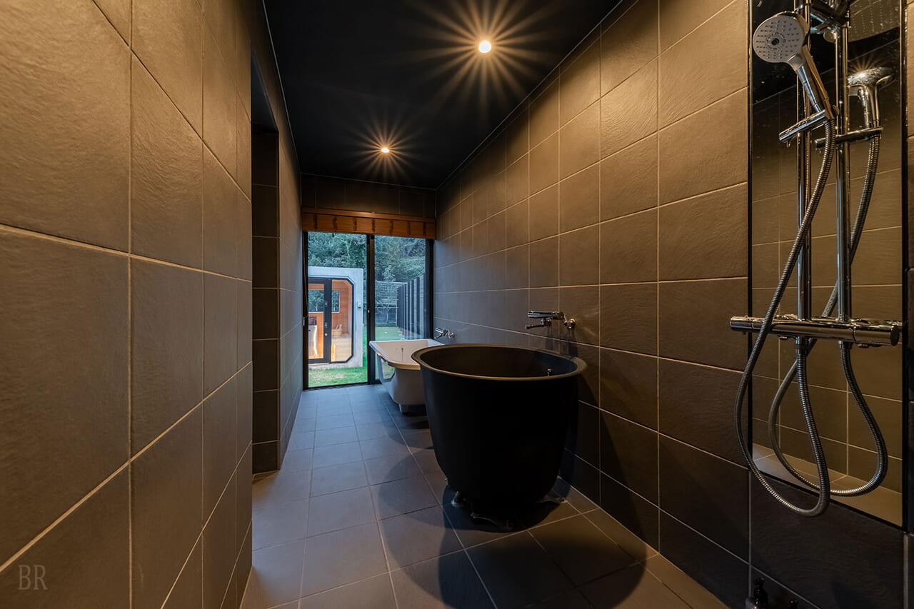 客室風呂で旅の疲れを癒す