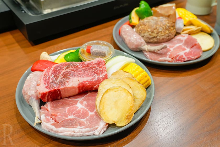 夕食は地元の人気ステーキ店「東金ステーキMOG」のお肉をメインにしたボリューム満点のBBQ。