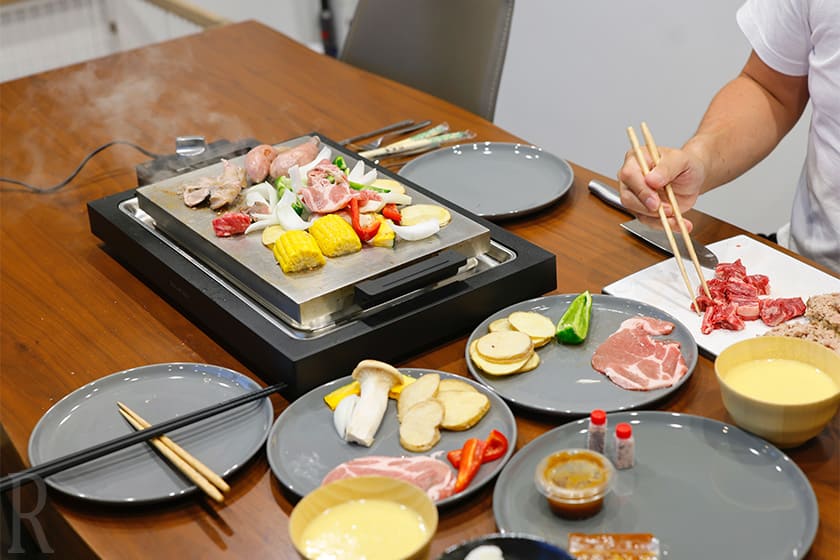 お肉や野菜はバルミューダのホットプレートでBBQ気分を堪能。