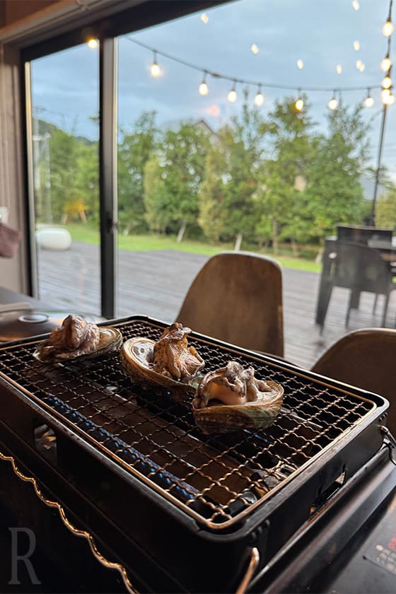 朝食は、干物を炭火で炙っていただく和風スタイル。