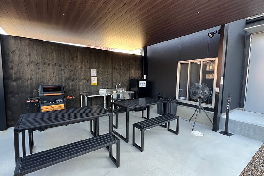 心からリラックスできる屋根付きのBBQテラス