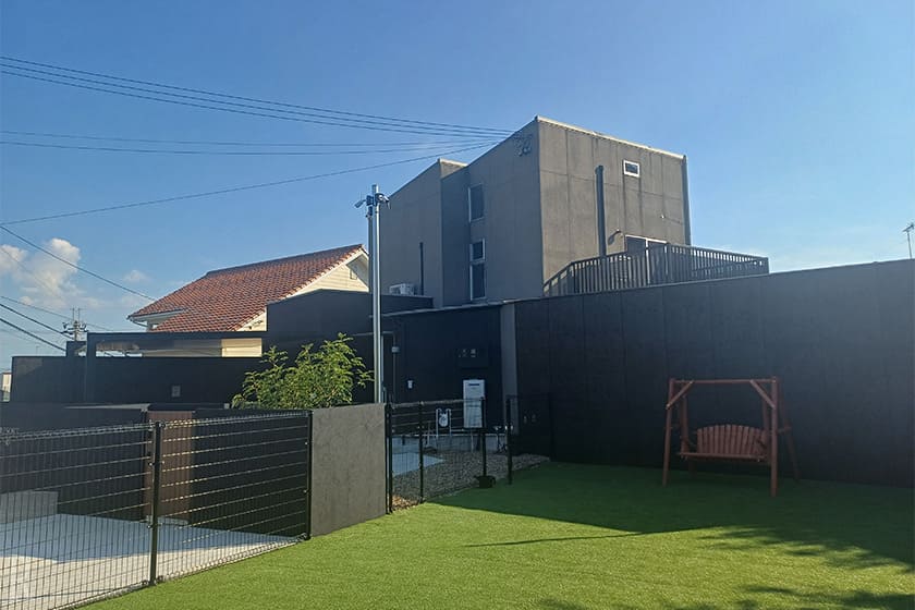 住宅街に現れる、緑に囲まれた隠れ家