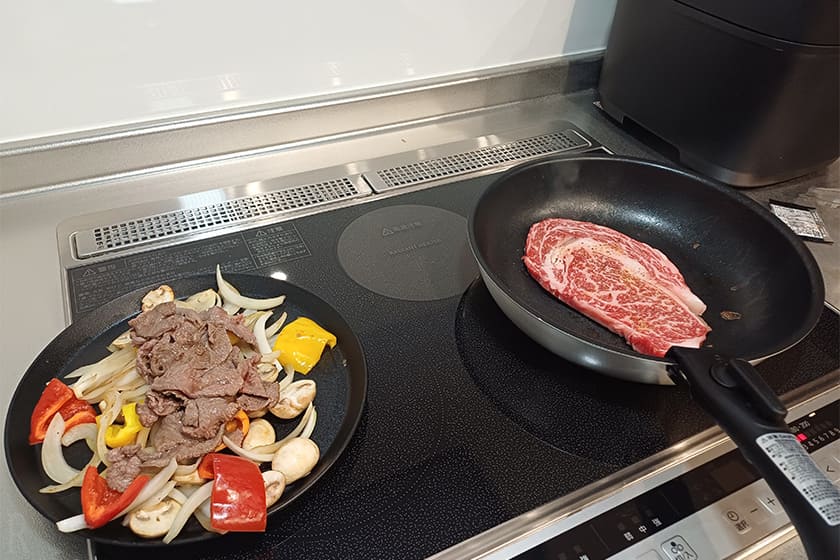 キッチンで調理中