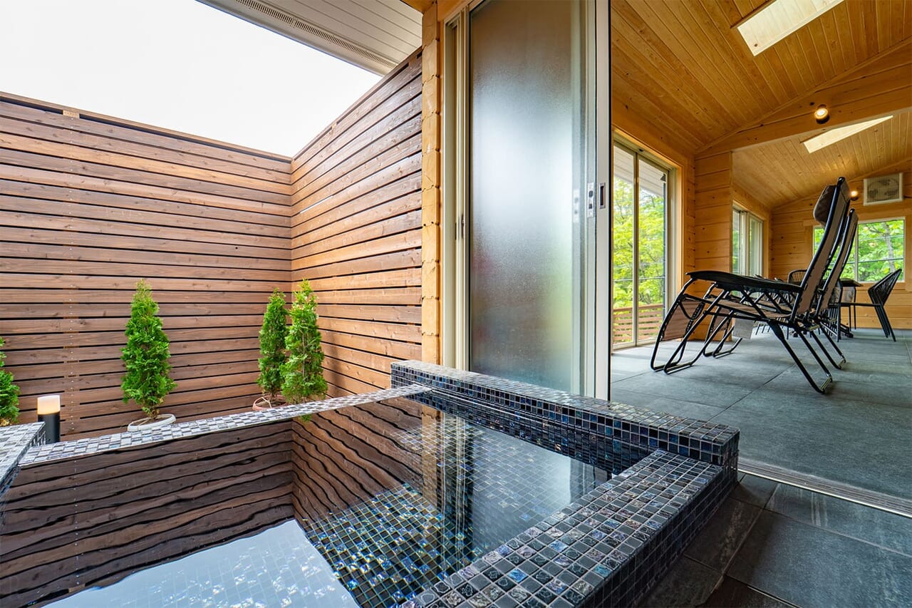 客室露天風呂で癒しのひとときを