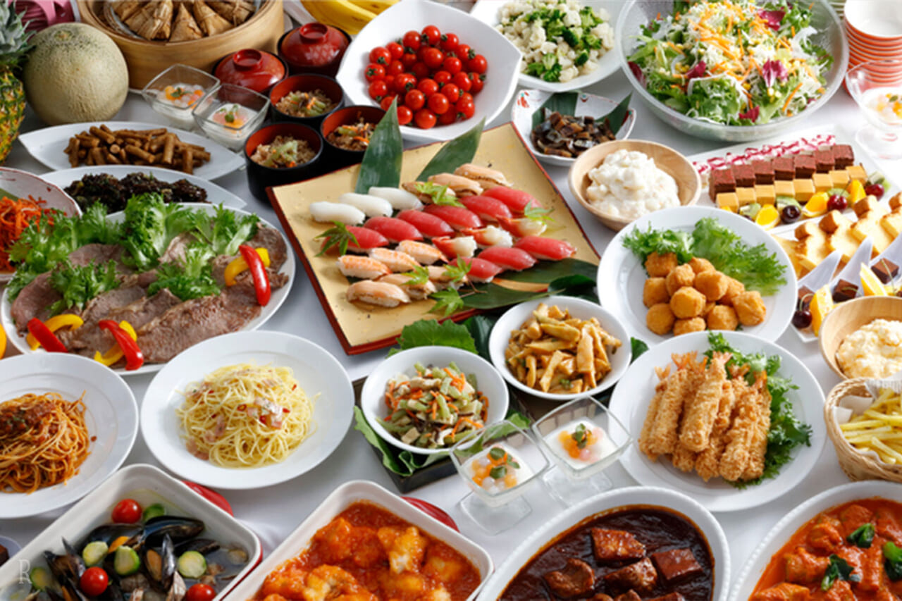 朝食と夕食のバイキングをワンちゃんと一緒に楽しめます