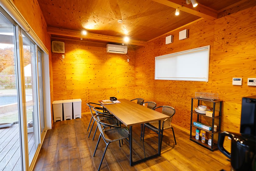 夕食は別棟のダイニングで。