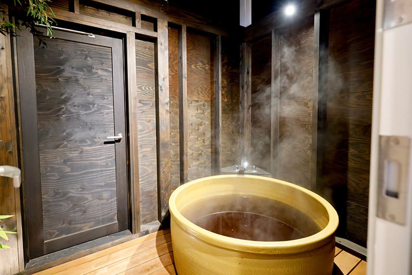 黒色が特徴の露天温泉で疲れをリセット