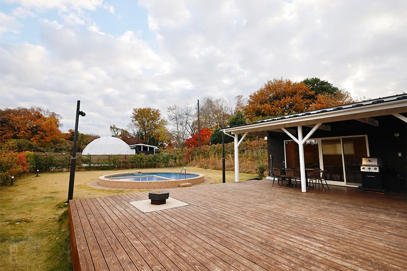 入口を入ると、プール、そして広いプライベートドッグランが広がっています。