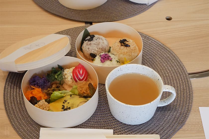 朝食は、おしゃれなデリ風の「季節のワッパ弁当」。