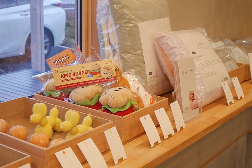 フロントには、犬用のおもちゃやおやつが販売されていました