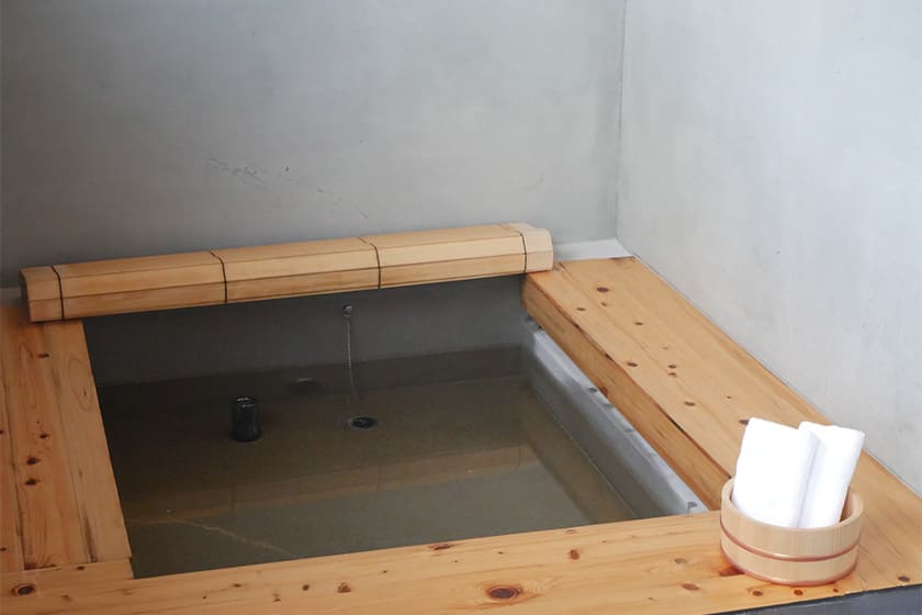 飼い主は足湯を満喫