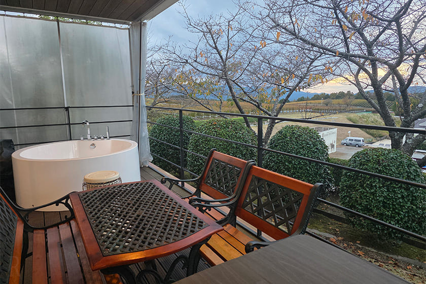 ウッドデッキのジャグジーはスイートルームの特権