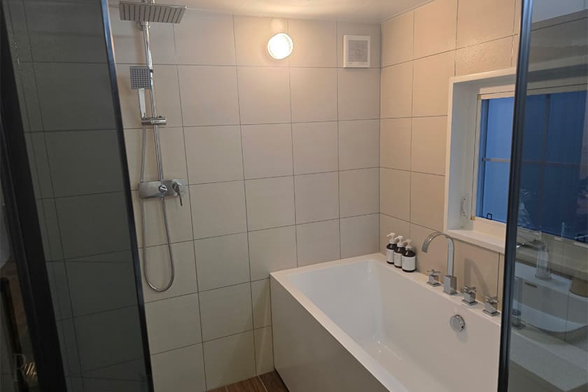 お部屋の中にはバスタブ付きのシャワールームも完備