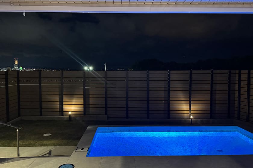 夜はテラスとプールがカラフルにライトアップされとっても幻想的でした。