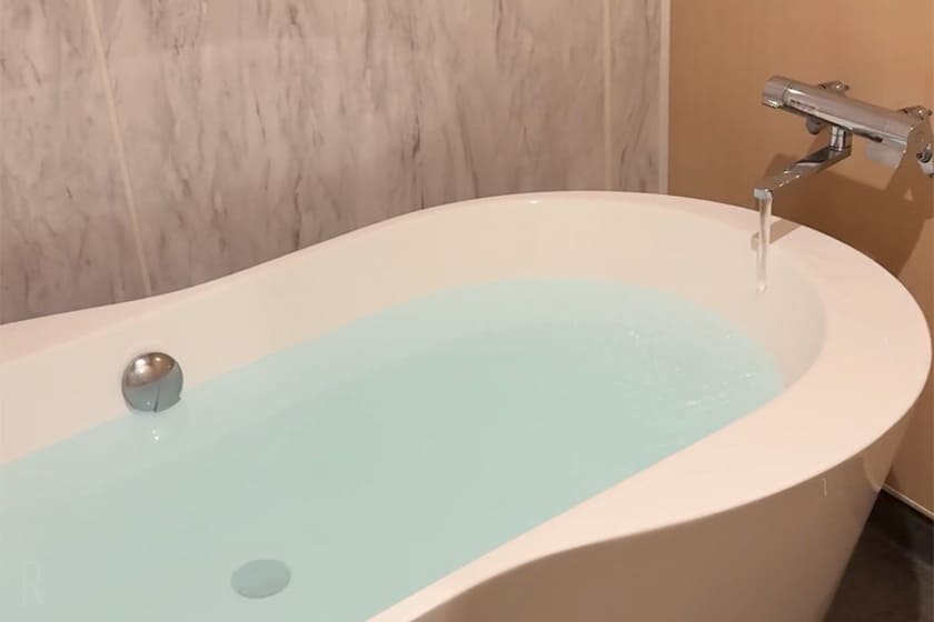 広いバスタブを有したバスルーム