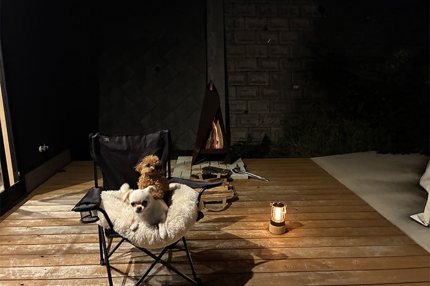 ドッグランに併設されたデッキスペースでは、サンセット後に焚き火を楽しむことが可能