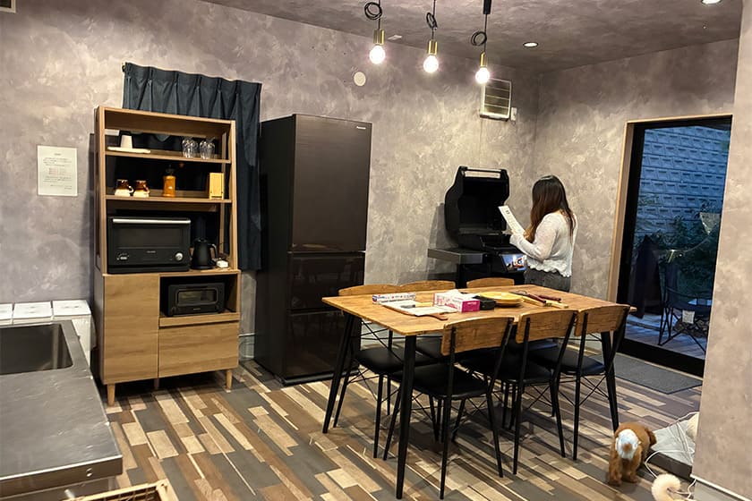 夕食は別棟にあるダイニングエリアでいただきます。