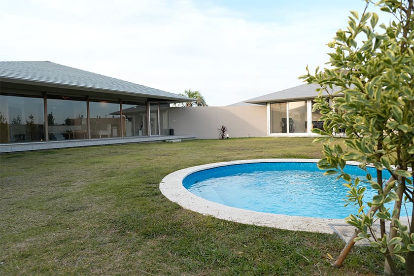 お庭にはプールもあり、愛犬と一緒に水遊びも可能。