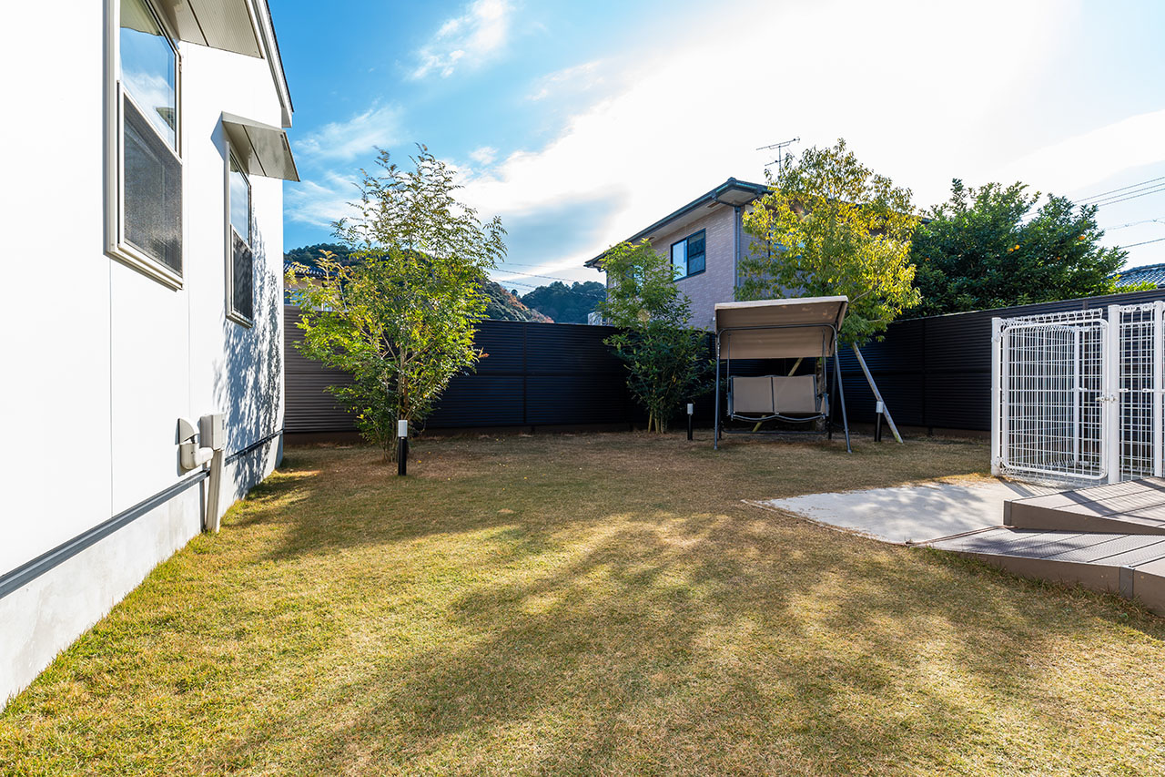 100㎡の天然芝のプライベートドッグラン付き