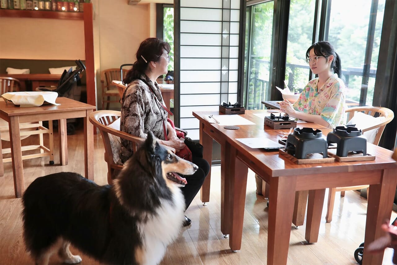 食事中もずっと一緒。共に食卓を囲む幸せ