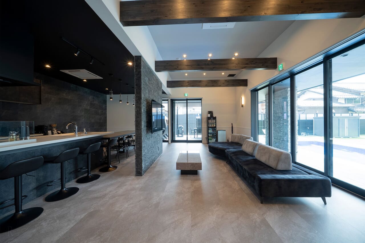 大型犬や多頭飼いでも、ゆったり過ごせる客室